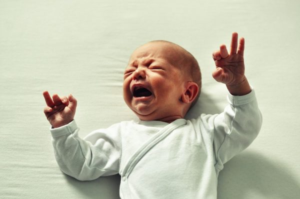 赤ちゃんが夜泣きをしてしまう原因とは？夜泣きをおさめる方法は？